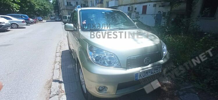 Наглост!Грък паркира на тротоара в Синята зона