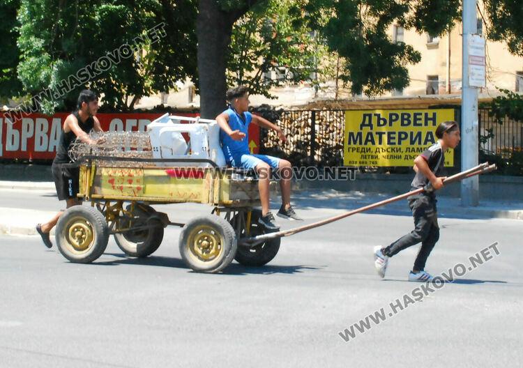 Теглят каруца с човешка вместо с животинска тяга в Хасково