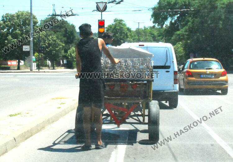 Теглят каруца с човешка вместо с животинска тяга в Хасково