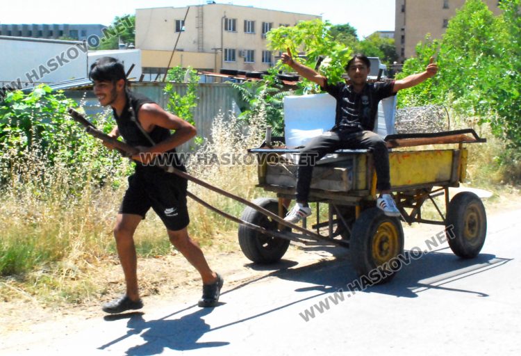 Теглят каруца с човешка вместо с животинска тяга в Хасково