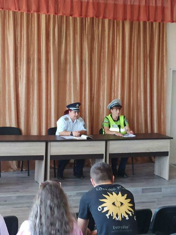 Пътни полицаи от ОДМВР-Кърджали изнесоха открит урок по безопасно движение в СУ „Владимир Димитров-Майстора“