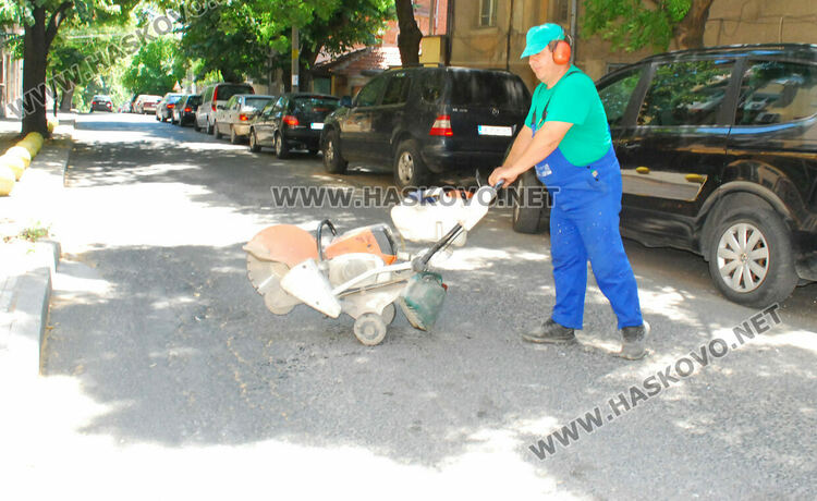 Подготвят ул. „Георги Кирков“ за изкърпване на дупки