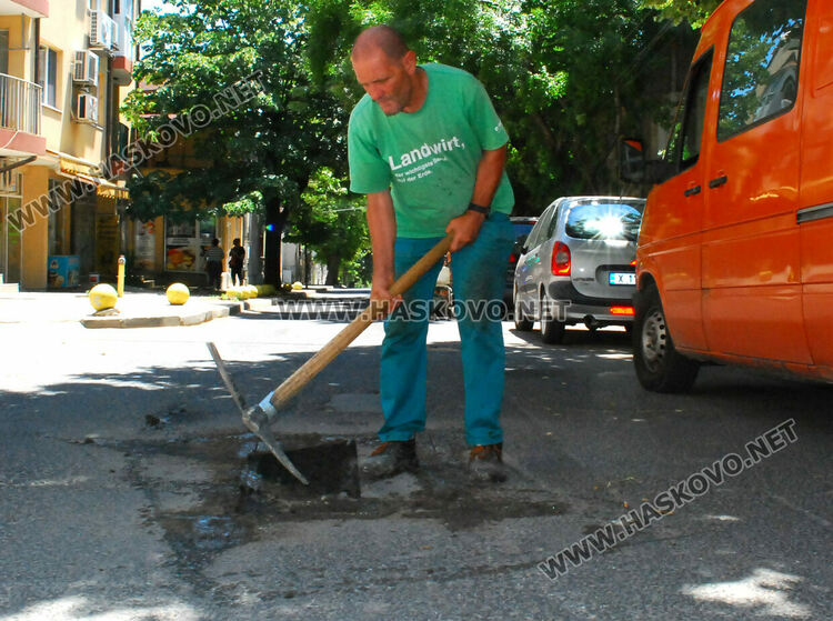 Подготвят ул. „Георги Кирков“ за изкърпване на дупки