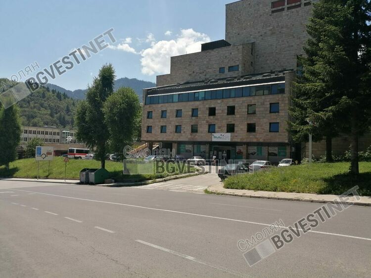 Паркингът зад театъра беше добавен към списъка на зоните с платено паркиране