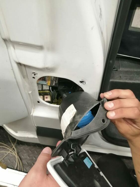 Откриха близо 44 000 контрабандни цигари в три товарни автомобила