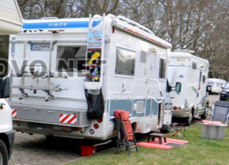 Деца разбиха каравана и я окрадоха, младеж открадна пари от вендинг машина