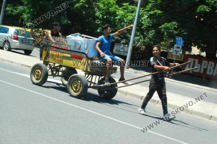 Теглят каруца с човешка вместо с животинска тяга в Хасково