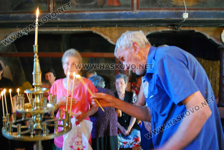 Литургия, курбан и риба за Св. св. Козма и Дамян в едноименната църква в Гарваново