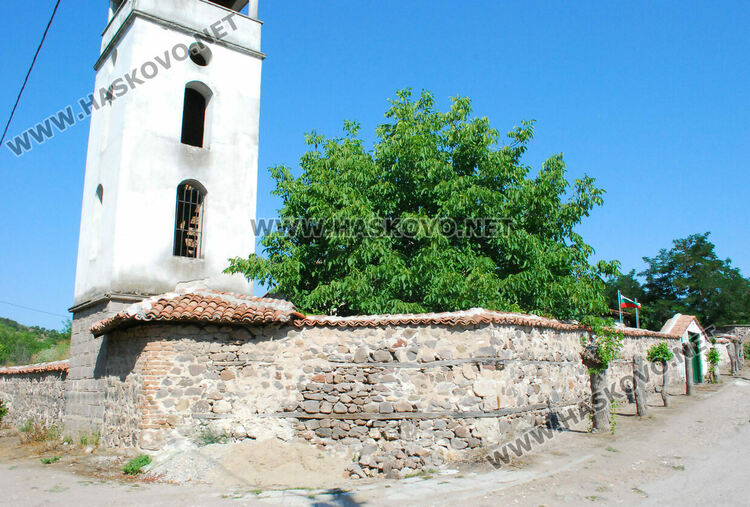 Литургия, курбан и риба за Св. св. Козма и Дамян в едноименната църква в Гарваново
