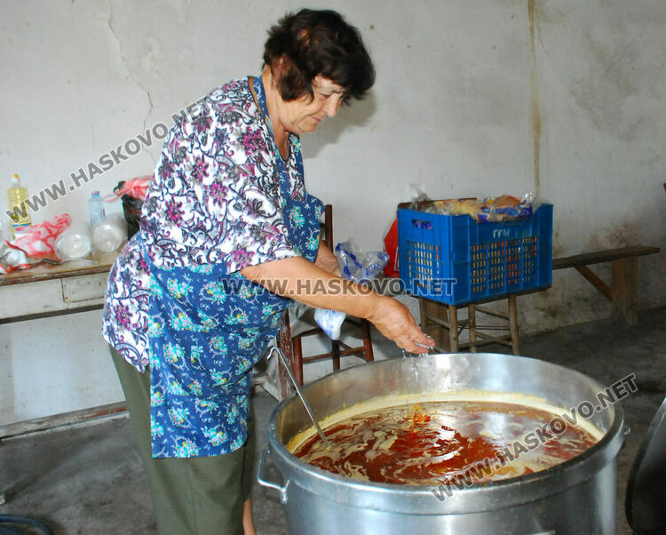 Литургия, курбан и риба за Св. св. Козма и Дамян в едноименната църква в Гарваново
