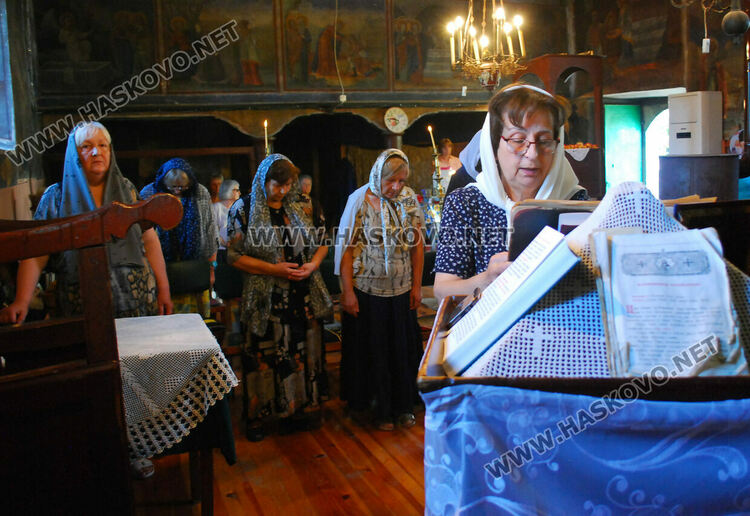 Литургия, курбан и риба за Св. св. Козма и Дамян в едноименната църква в Гарваново