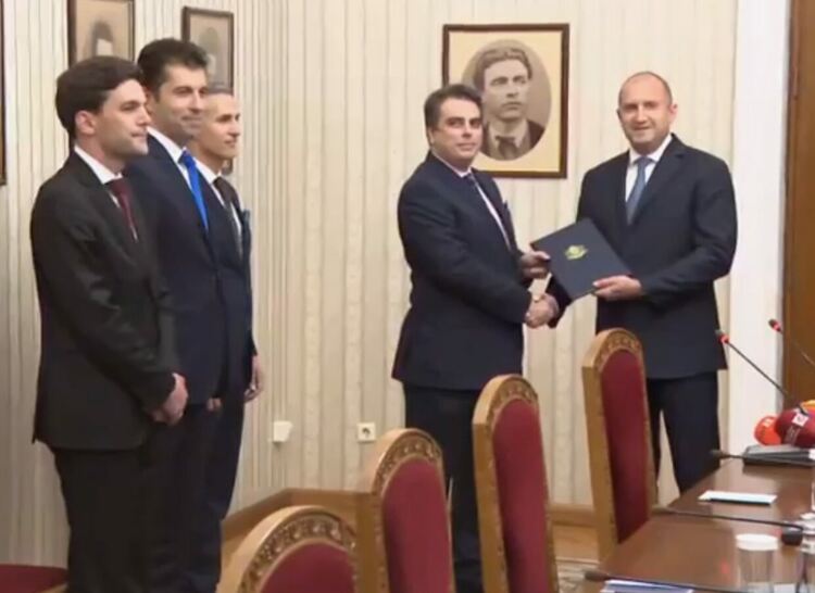 Асен Василев взе мандата като кандидат за премиер от „Продължаваме промяната“