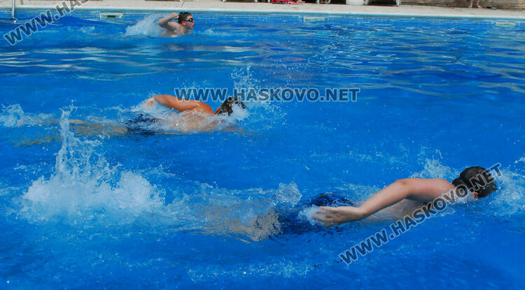 45 деца и младежи в състезание по плуване в Хасково