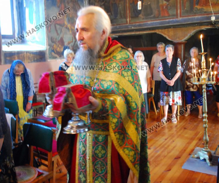 Литургия, курбан и риба за Св. св. Козма и Дамян в едноименната църква в Гарваново