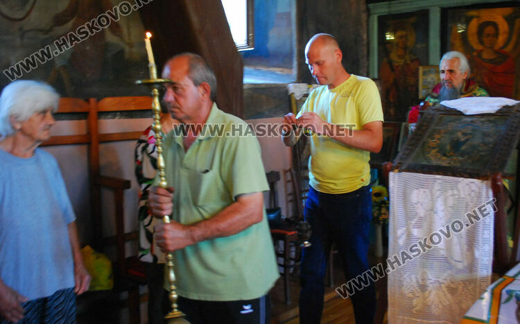 Литургия, курбан и риба за Св. св. Козма и Дамян в едноименната църква в Гарваново