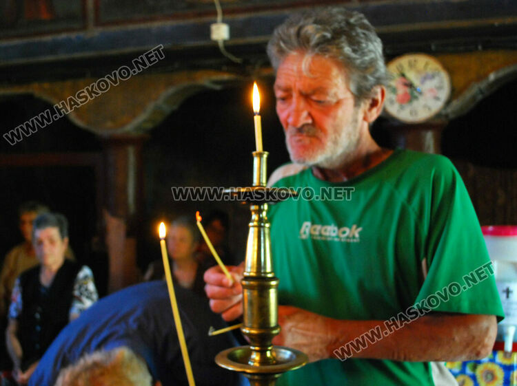 Литургия, курбан и риба за Св. св. Козма и Дамян в едноименната църква в Гарваново