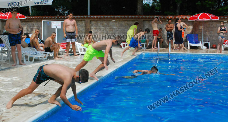 45 деца и младежи в състезание по плуване в Хасково