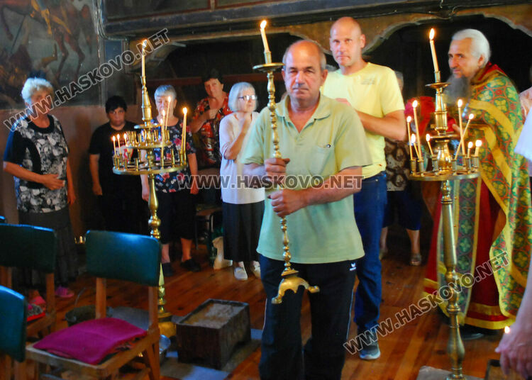 Литургия, курбан и риба за Св. св. Козма и Дамян в едноименната църква в Гарваново