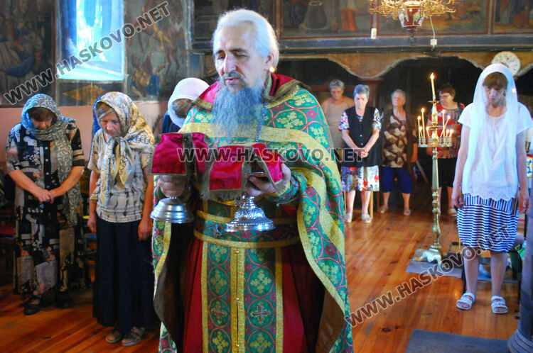 Литургия, курбан и риба за Св. св. Козма и Дамян в едноименната църква в Гарваново