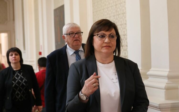 Ще разговаряме с "Продължаваме Промяната" за съставяне на правителство, обяви Нинова