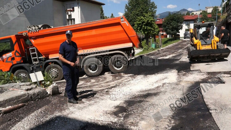 Водният цикъл  опъва нервите на смолянчани. Бивш пожарникар спря асфалтирането с колата си