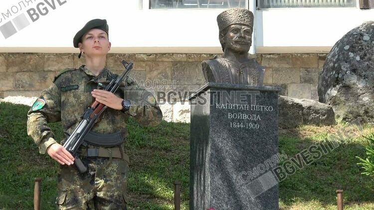 Капитан Петко Войвода вече ни "гледа" пред читалище "Орфееви гори" в кв.Райково"