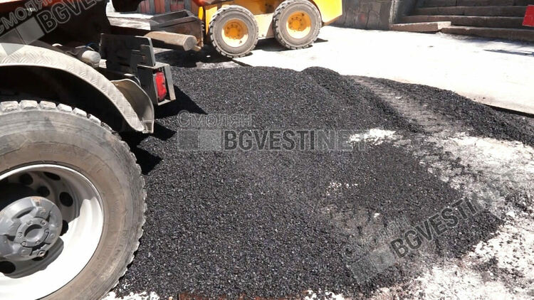 Водният цикъл  опъва нервите на смолянчани. Бивш пожарникар спря асфалтирането с колата си