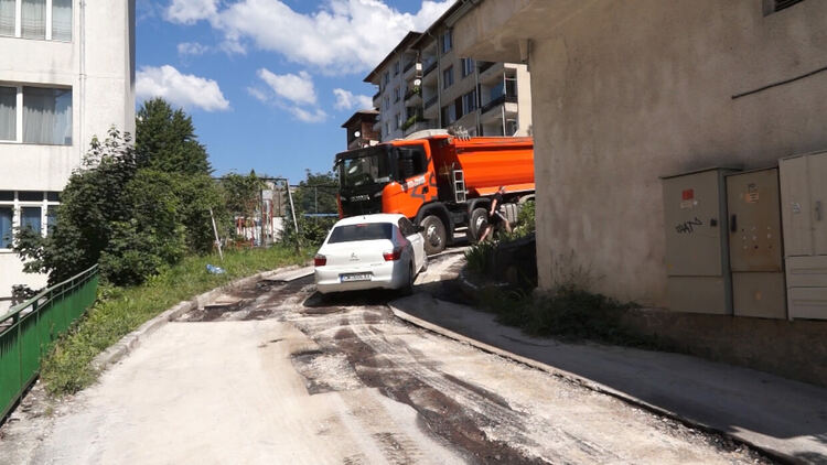 Водният цикъл  опъва нервите на смолянчани. Бивш пожарникар спря асфалтирането с колата си