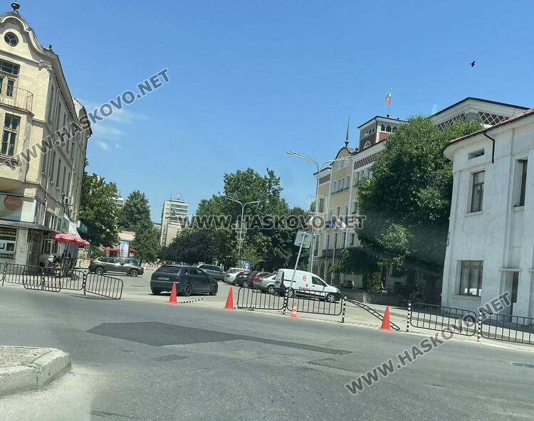 Разбити ограждения на паркинга до Общината