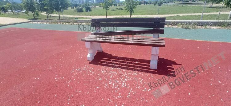 Вандалска стихия в парк „Арпезос-Север”, потрошиха беседки, пейки и кошчета за боклук/снимки/