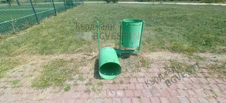 Вандалска стихия в парк „Арпезос-Север”, потрошиха беседки, пейки и кошчета за боклук/снимки/