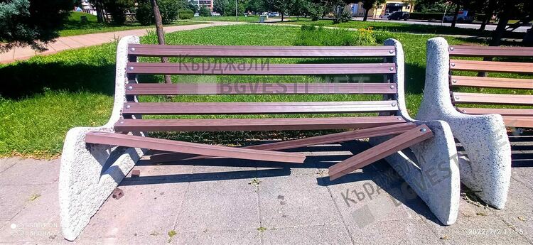 Вандалска стихия в парк „Арпезос-Север”, потрошиха беседки, пейки и кошчета за боклук/снимки/