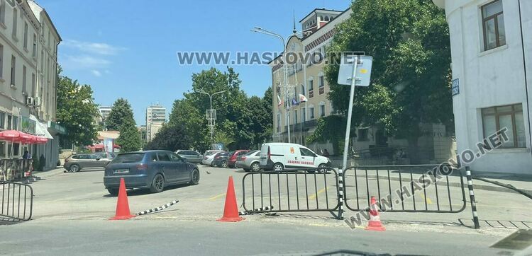 Разбити ограждения на паркинга до Общината