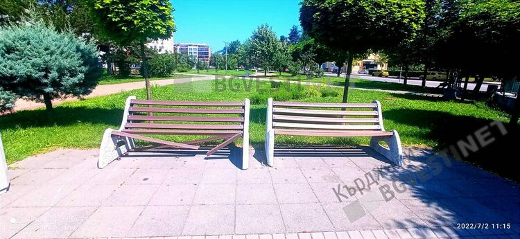 Вандалска стихия в парк „Арпезос-Север”, потрошиха беседки, пейки и кошчета за боклук/снимки/