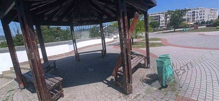 Вандалска стихия в парк „Арпезос-Север”, потрошиха беседки, пейки и кошчета за боклук/снимки/