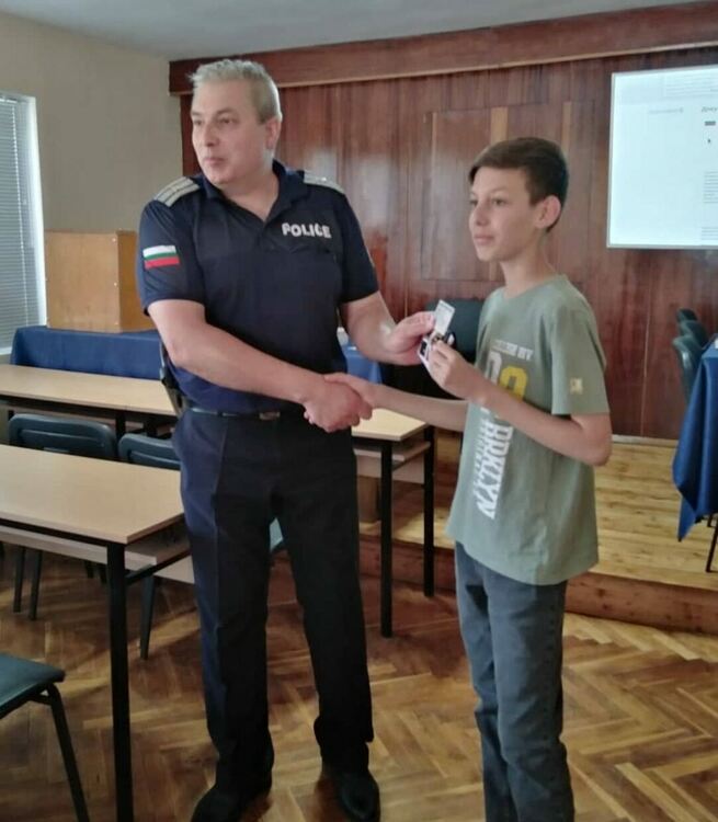 Официална церемония в полицията за децата с първи лични карти