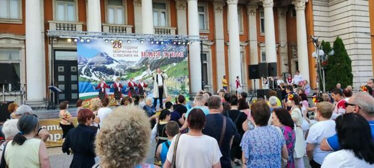 Повече от два часа пред Двореца на културата се извиваха хора и се пяха едни от най-обичаните български песни