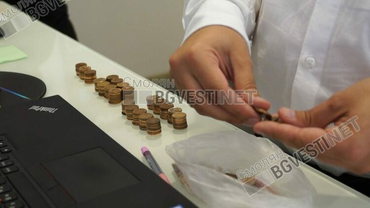 В знак на протест смолянчанин плати сметката си към мобилен оператор с жълти стотинки /галерия/