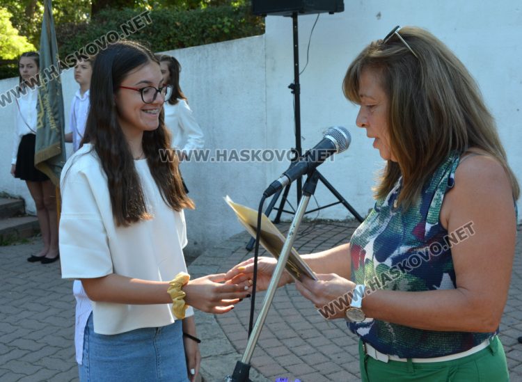 Тържествено връчиха свидетелствата на 92 седмокласници от „Климент Охридски“