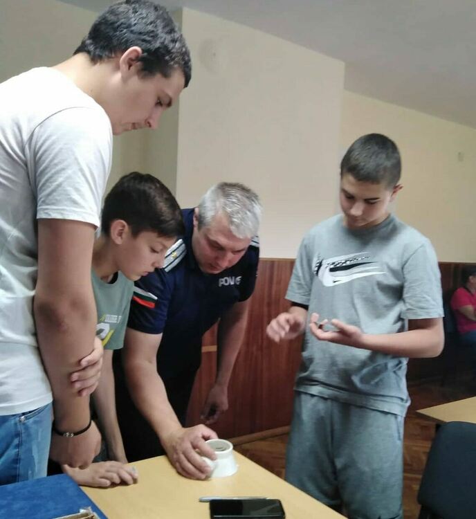 Официална церемония в полицията за децата с първи лични карти