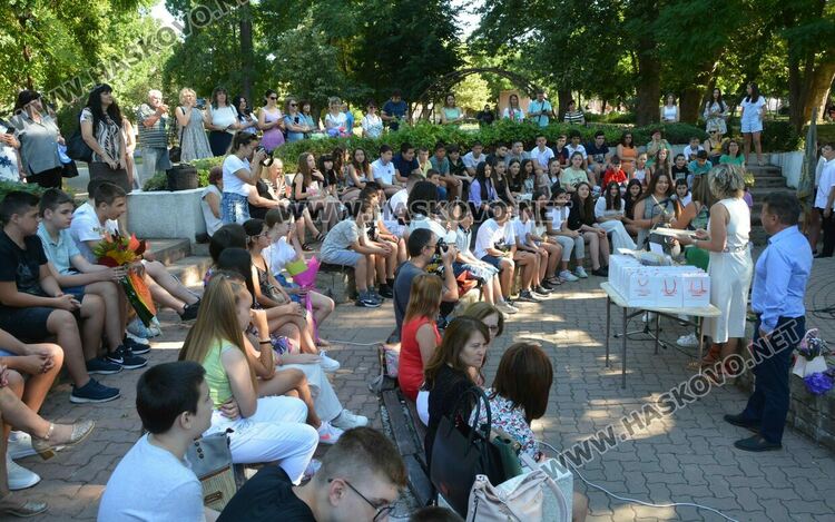 Тържествено връчиха свидетелствата на 92 седмокласници от „Климент Охридски“