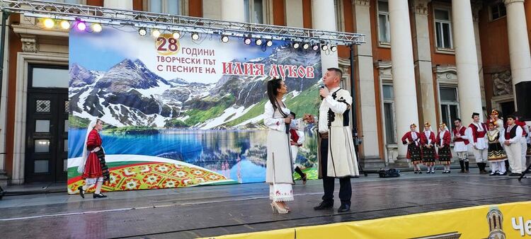 Повече от два часа пред Двореца на културата се извиваха хора и се пяха едни от най-обичаните български песни