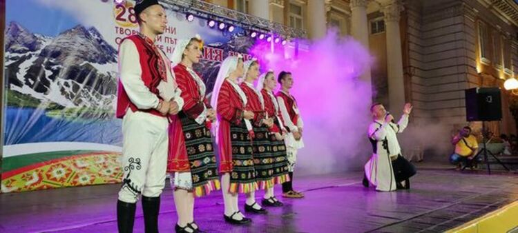 Повече от два часа пред Двореца на културата се извиваха хора и се пяха едни от най-обичаните български песни