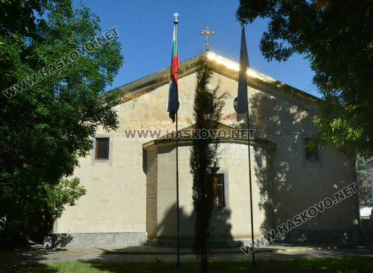 Поскъпнаха свещите в църквите - от 0.80 до 6 лева, увеличиха и ритуалите