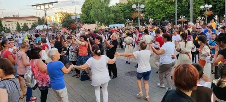 Повече от два часа пред Двореца на културата се извиваха хора и се пяха едни от най-обичаните български песни