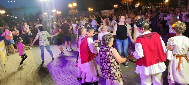 Повече от два часа пред Двореца на културата се извиваха хора и се пяха едни от най-обичаните български песни