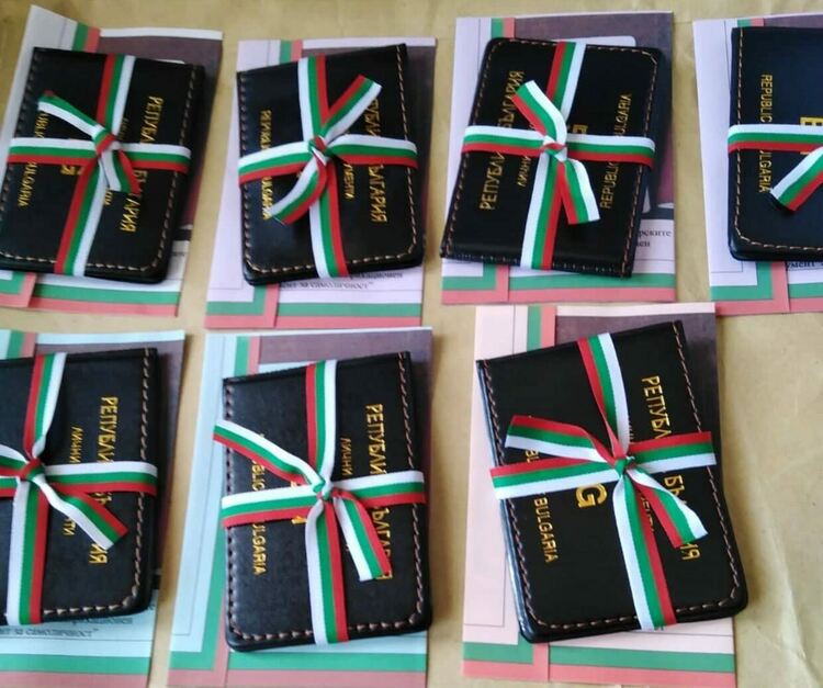 Официална церемония в полицията за децата с първи лични карти