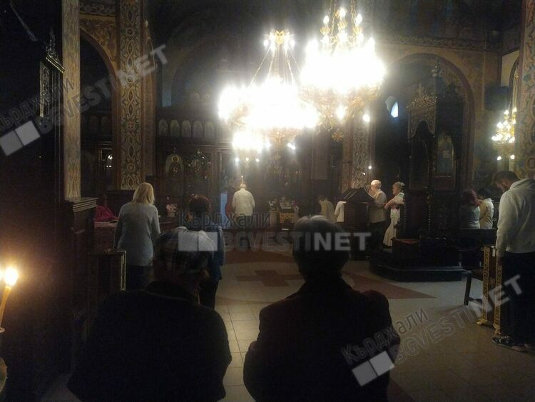 Свещите в църквите поскъпнаха отново,най- евтини в храма „Св.Георги Победоносец” в Кърджали