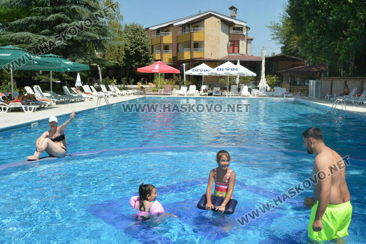 До 15 лева входът за басейн в Хасково, промоция в делнични дни и нощно къпане