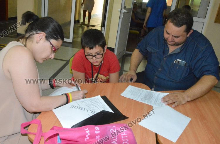 Започна приемът в 8-ми клас, в 7 училища в Хасково подават документи и на хартия